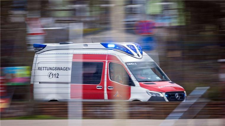 76-Jähriger stirbt nach Sturz mit E-Bike Ein Rettungswagen ist mit Blaulich im Einsatz.