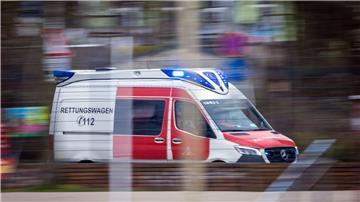 Ein Rettungswagen ist mit Blaulich im Einsatz.