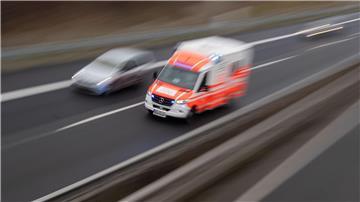 Ein Rettungswagen ist mit Blaulicht im Einsatz.