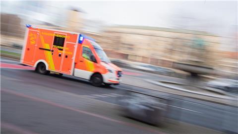 Ein Rettungswagen ist mit Blaulicht im Einsatz.