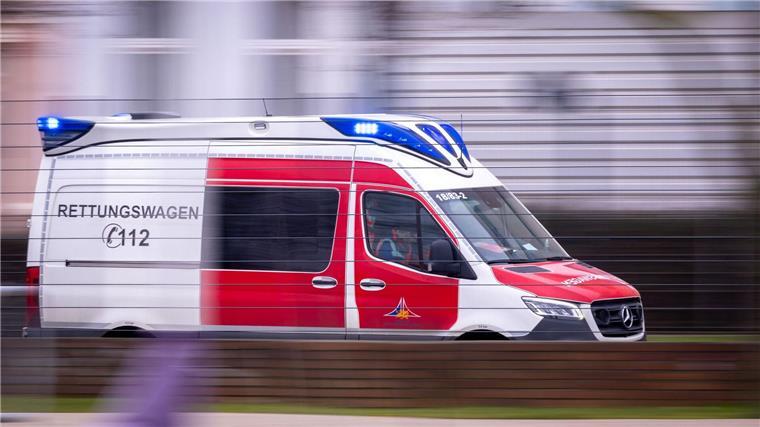 Auto schleudert gegen Baum: Drei Männer schwer verletzt Ein Rettungswagen ist mit Blaulicht im Einsatz.