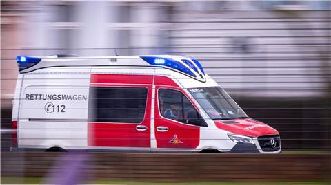 Ein Rettungswagen ist mit Blaulicht im Einsatz.