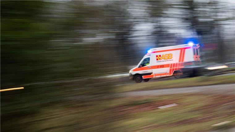 Ein Rettungswagen ist mit Blaulicht im Einsatz.