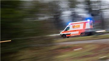Ein Rettungswagen ist mit Blaulicht im Einsatz.