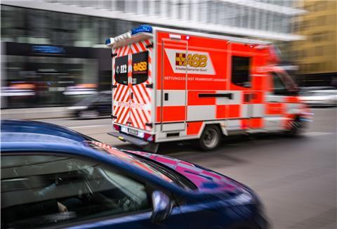 Ein Rettungswagen ist mit Blaulicht unterwegs. (Symbolbild)