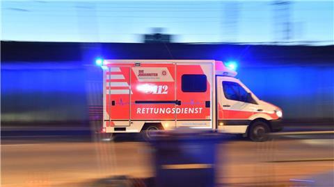 Ein Rettungswagen ist mit eingeschaltetem Blaulicht im Einsatz.