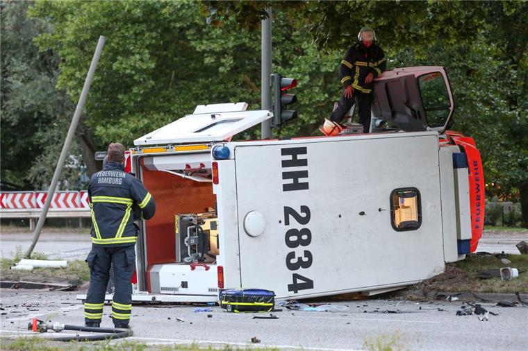 Ein Rettungswagen ist nahe des Stadtparks nach einem Unfall auf die Seite gekippt.  