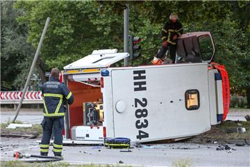Ein Rettungswagen ist nahe des Stadtparks nach einem Unfall auf die Seite gekippt.  
