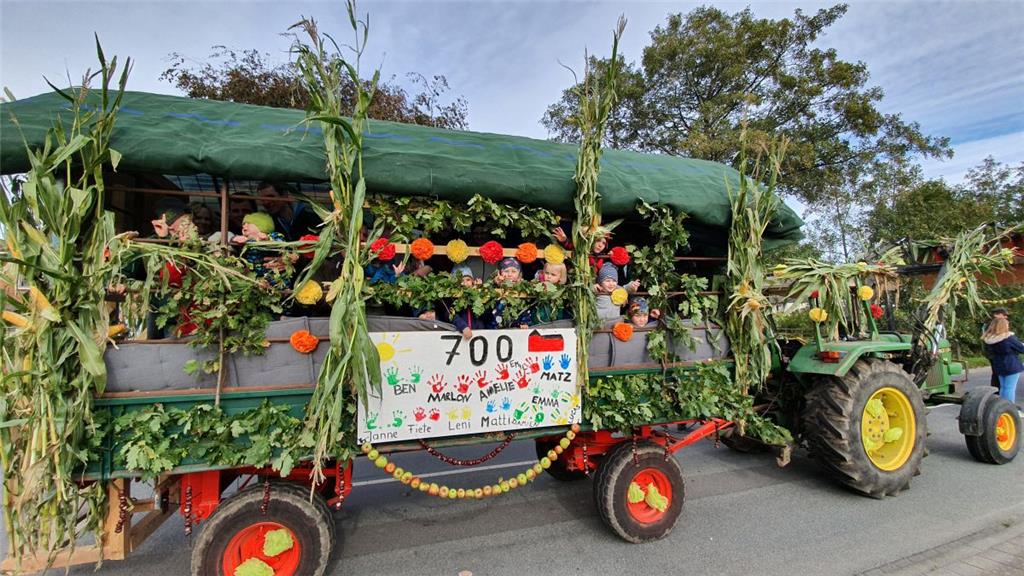 Ein Revival erlebte der alte Kinder-Ernteumzugswagen aus Spieka-Neufeld. Neben d...