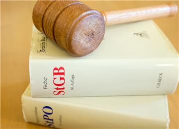 Ein Richterhammer, ein Strafgesetzbuch und eine Strafprozessordnung liegen in einem Gerichtssaal. Zumindest die Bücher kommen ab Montag in Zeven im Missbrauchsprozess gegen einen 51-jährigen Wilstedter zum Einsatz. Wann ein Urteil fällt, steht hingegen noch nicht fest.  