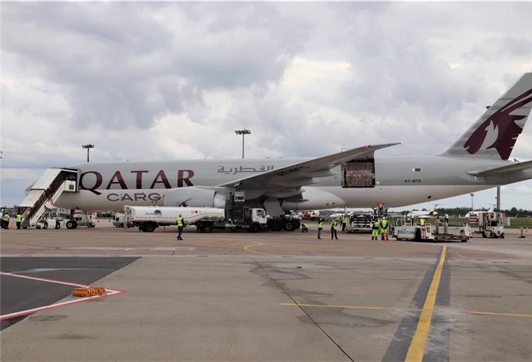 Schutzausrüstung aus China: Teil geht nach Bremerhaven Ein Riesenflieger bringt Schutzkleidung nach Bremen – die Boeing 777 auf dem Rollfeld.