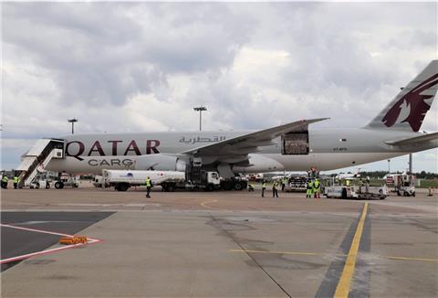 Ein Riesenflieger bringt Schutzkleidung nach Bremen – die Boeing 777 auf dem Rollfeld.