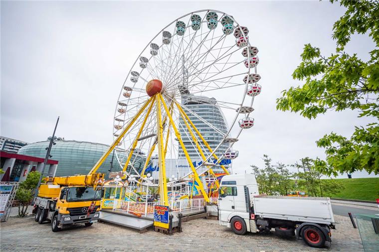 Zwei Feste gleichzeitig: Zwei Riesenräder in Bremerhaven Ein Riesenrad dreht sich im Neuen Hafen für die Gäste des Seestadtfestes, eins auf dem Frühjahrsmarkt.