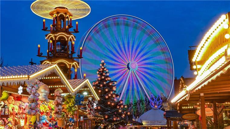 Ein Riesenrad und eine Pyramide drehen sich auf dem Cottbuser Weihnachtsmarkt.