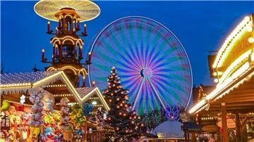 Ein Riesenrad und eine Pyramide drehen sich auf dem Cottbuser Weihnachtsmarkt.