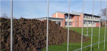 Ein riesiger Erdhügel lagert dort, wo der neue Pausenhof für die Wremer Grundschulkinder entsteht. Das Erdreich wurde beiseitegeschaufelt, um einen neuen Bolzplatz anzulegen, von dem das Wasser in alle Richtungen abfließen kann. 