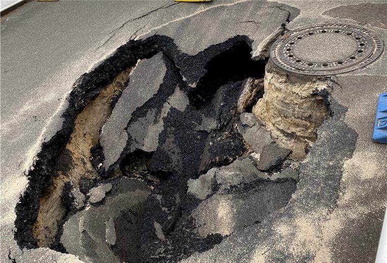Ein riesiges Loch klafft in der Asphaltdecke der Sachsenstraße.