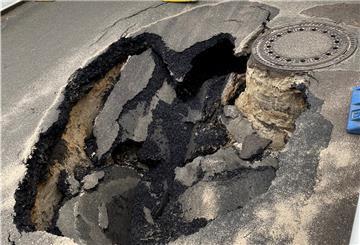 Ein riesiges Loch klafft in der Asphaltdecke der Sachsenstraße.