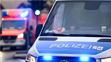 Ein Rollerfahrer fährt auf ein stehendes Auto auf und wird lebensgefährlich verletzt. (Foto-Symbolbild)