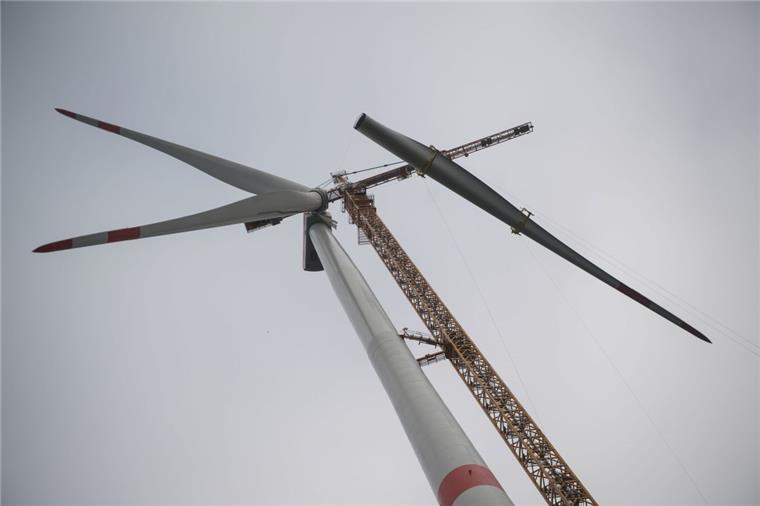 Ein Rotorblatt wird an der  Windkraftanlage von einem Kran hochgezogen. Zwischen Sandbostel und Bevern möchte ein Unternehmen vier jeweils 230 Meter hohe Windräder aufstellen. Noch steht eine Genehmigung aus.