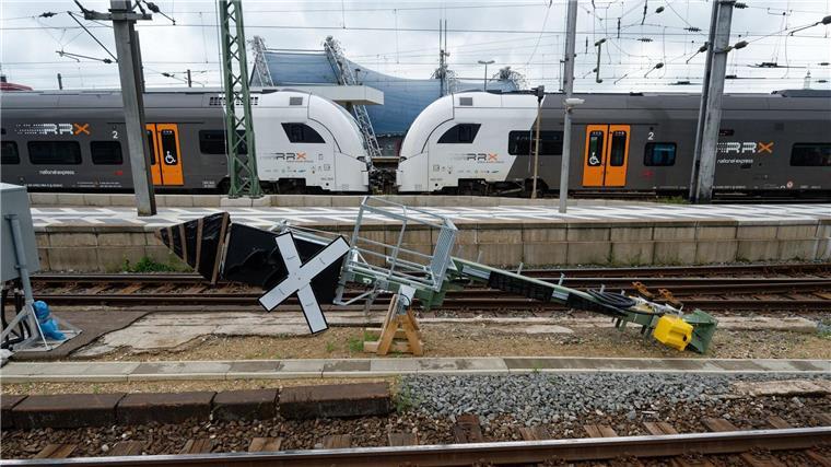 Bis zu zehn RRX-Sonderfahrten zwischen Karnevalshochburgen Ein RRX Zug der Deutschen Bahn fährt in den Kölner Hauptbahnhof ein.