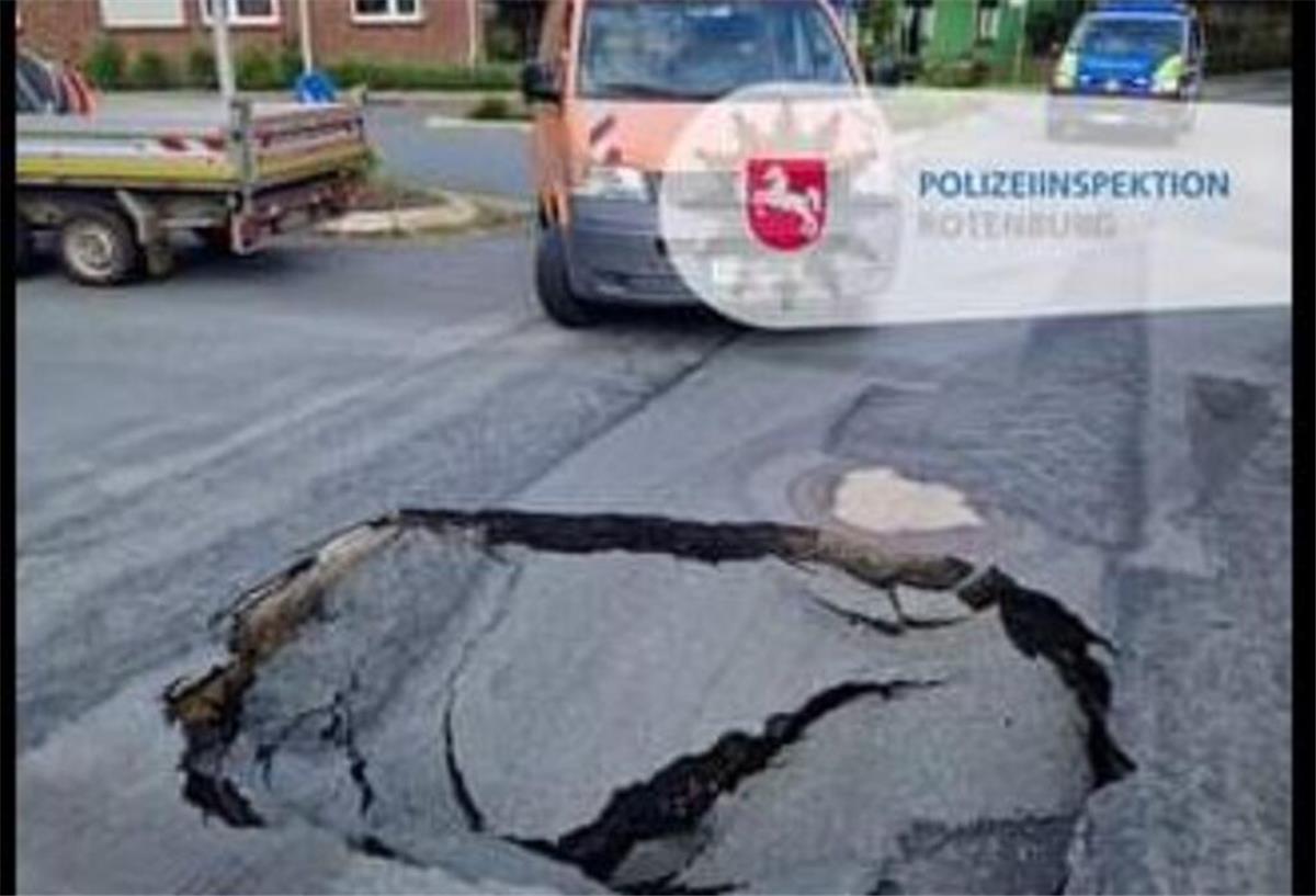 Plötzlich klafft ein riesiges Loch auf wichtiger Umleitungsstrecke Ein rund ein Meter großes Loch klafft in der Fahrbahndecke der Ortsdurchfahrt Gyhum.