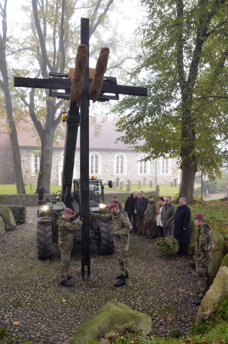 Ein rund sieben Meter hohes Holzkreuz ist am Freitag am Ehrenmal neben der Selsinger Kirche errichtet worden. Soldaten der 1. Kompanie der Kaserne Seedorf haben es in ihrer Freizeit gezimmert.