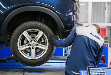 Ein Sachverständiger vom TÜV Nord überprüft bei einer Hauptuntersuchung (HU) einen Pkw