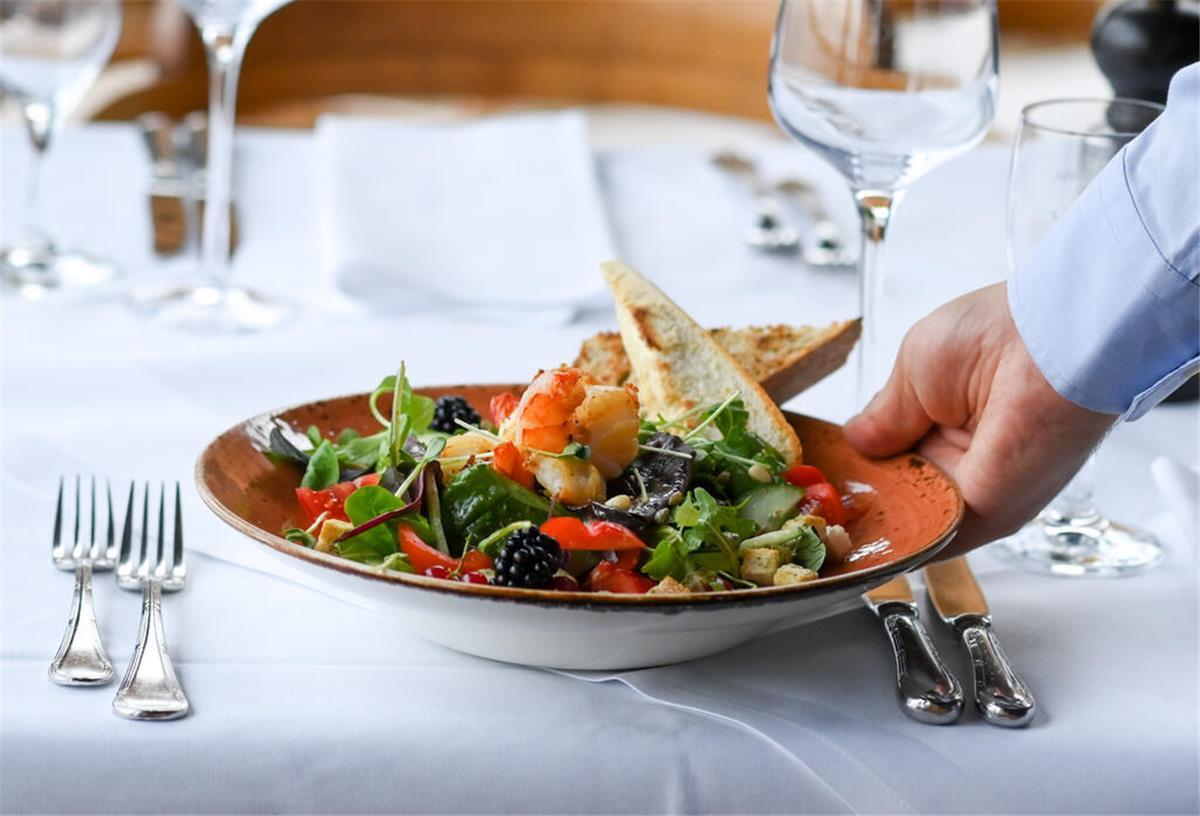 Überraschung auf Platz 1: Das sind laut Google die besten Restaurants in Bremerhaven Ein Salat-Teller wird in einem Restaurant serviert.