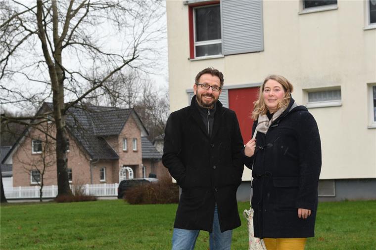 Bremerhaven-Leherheide profitiert von gelungenem Stadtumbau Ein saniertes Mehrfamilienhaus in Sichtweite von Einfamilienhäusern des Waldviertels: Frank Stickel, Leiter der Bremerhavener Gewoba-Niederlassung, und Stadtplanerin Sandra Levknecht freuen sich über die erfolgreichen Veränderungen in Leherheide.
