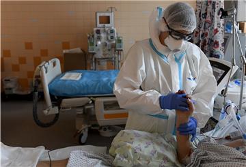 Ein Sanitäter behandelt einen Covid-19-Patienten auf der Intensivstation des Allgemeinen Universitätsklinikums in Prag. Die Zahl der Corona-Fälle in Tschechien steigt weiter an.