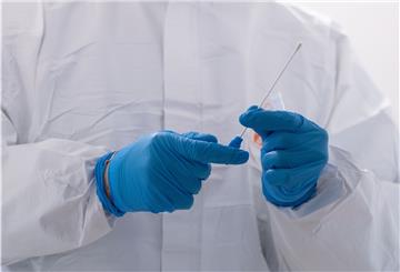 Ein Sanitäter bereitet einen Covid-19 Abstrich vor.