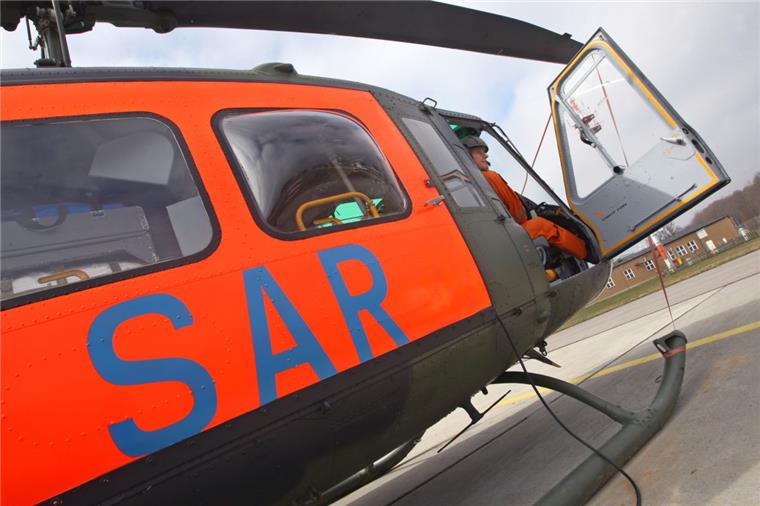 Ein SAR-Hubschrauber brachte die Feuerwehrleute aus Bremerhaven zum Einsatzort.



