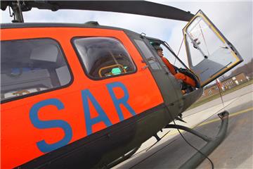 Ein SAR-Hubschrauber brachte die Feuerwehrleute aus Bremerhaven zum Einsatzort.


