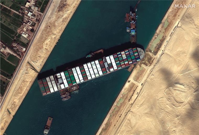 Suezkanal: „Ever Given“ soll zum Teil entladen werden Ein Satellitenbild zeigt das festgesetzte Containerschiff „Ever Given“ im Suezkanal, das die wichtige Schifffahrtsstraße zwischen Asien und Europa blockiert.