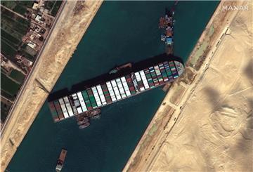 Ein Satellitenbild zeigt das festgesetzte Containerschiff „Ever Given“ im Suezkanal, das die wichtige Schifffahrtsstraße zwischen Asien und Europa blockiert.