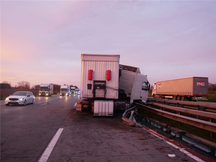 Lastwagen kracht auf A1 in Leitplanke: Hansalinie gesperrt Ein Sattelzug ist am Donnerstagmorgen auf der A1 (Hansalinie) bei Stuckenborstel in die Leitplanke gekracht.