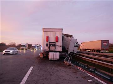 Ein Sattelzug ist am Donnerstagmorgen auf der A1 (Hansalinie) bei Stuckenborstel in die Leitplanke gekracht.
