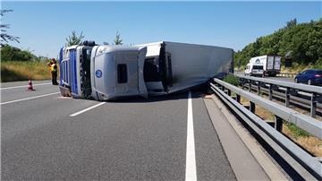 Ein Sattelzug ist bei einem Unfall auf der A1 zwischen den Anschlussstellen Oyten und Posthausen umgekippt.