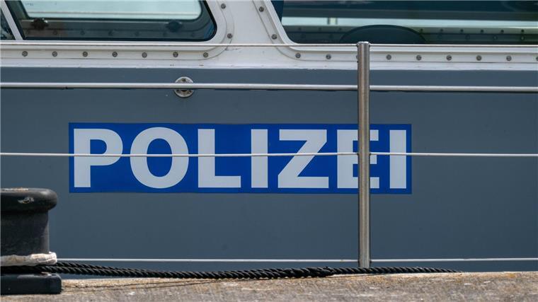 Schiff stößt in Oldenburg gegen Eisenbahnbrücke Ein Schiff der Wasserschutzpolizei. In Oldenburg stieß ein Schiff gegen eine Eisenbahnbrücke. Verletzt wurde niemand. (Symbolbild)