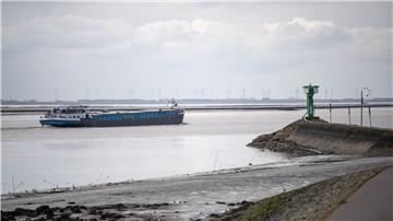 Ein Schiff fährt über die Ems.