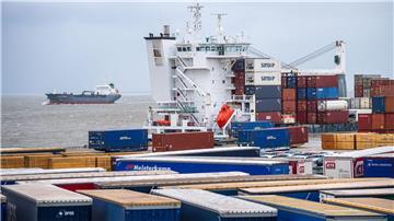 Ein Schiff liegt am Hafen vom Cuxport.
