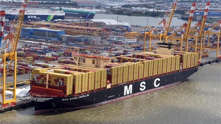Erste Studie zu Wasserstoffbedarf in maritimer Wirtschaft Ein Schiff liegt im Hafen von Bremerhaven.
