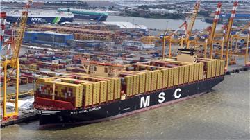 Ein Schiff liegt im Hafen von Bremerhaven.
