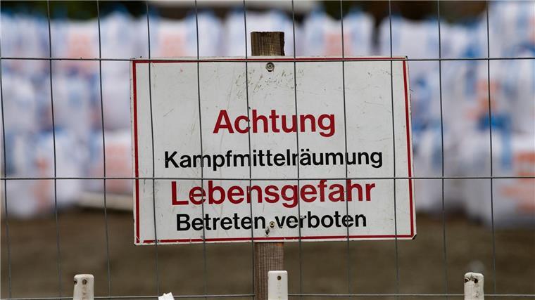 Ein Schild „Achtung Kampfmittelräumung. Lebensgefahr.