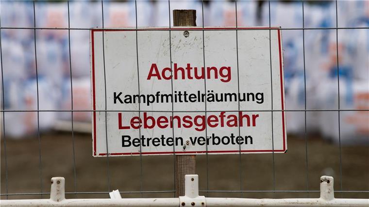 Ein Schild „Achtung Kampfmittelräumung. Lebensgefahr.