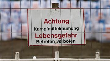 Ein Schild „Achtung Kampfmittelräumung. Lebensgefahr.