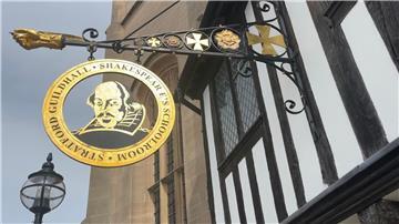 Ein Schild an einem historischen Gebäude (Guildhall) in der englischen Stadt Stratford-upon-Avon erinnert an den Schriftsteller William Shakespeare.