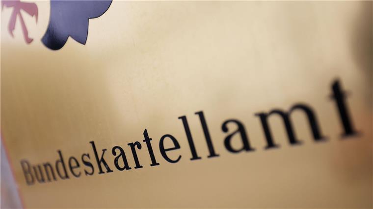 Ein Schild „Bundeskartellamt“ hängt vor dem Sitz der Behörde.