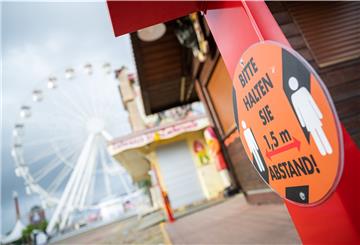 Ein Schild, das auf den Mindestabstand hinweist, ist an einem Pfosten auf dem Gelände des Bremer Freipaaks angebracht. Da der Inzidenzwert in Bremen die Grenze von 50 erreicht hat, wurde der Markt für Besucher geschlossen.